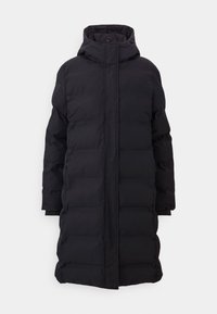 Cappotto imbottito nero con silhouette lunga, cappuccio e zip frontale. Il tessuto ha una texture liscia con sezioni imbottite a quadri.