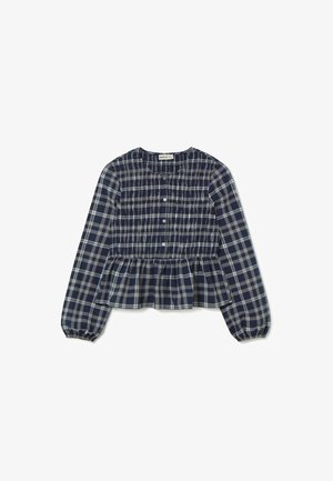 Blusa a cuadros en tonos navy con mangas largas, cuerpo fruncido y dobladillo de peplum. Presenta cierres de botones y puños de mangas elásticos.
