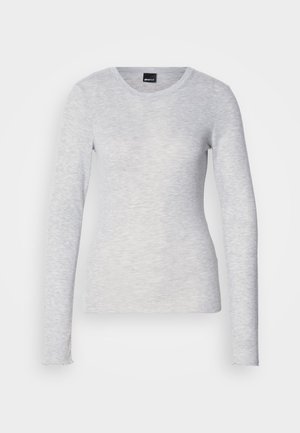 Dlhý rukáv sivý top vyrobený z ľahkej tkaniny s okrúhlym výstrihom a jemnou textúrou; má mierne rozšírené manžety.