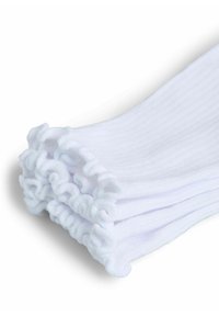 Chaussettes blanches en coton avec une texture côtelée et des bords froufroutants, empilées soigneusement. Le matériau est doux, conservant une couleur blanche uniforme.
