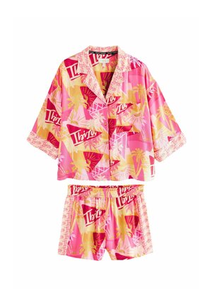 Ensemble de pyjama rose à manches courtes avec un motif tropical coloré, des palmiers et le mot "Ibiza". Le short possède une taille élastique.