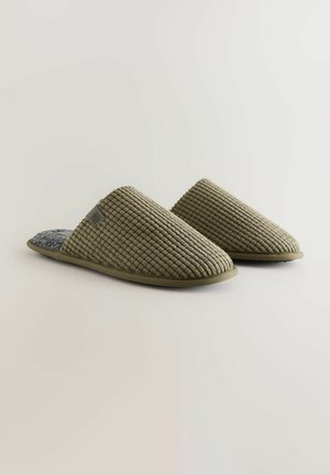 Alyvuogių spalvos šlepetės su tekstūruotu, raukšlėtu paviršiumi ir apvaliais pirštais. Minkšta pilka pamušalas viduje ir lankstus padas patogumui.