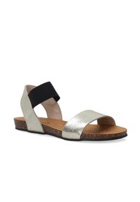 Metallic zilveren sandalen met een zwarte elastische band, open teen ontwerp, kurken voetbed en platte rubberen zool. Gemêleerd oppervlak op de bovenzijde.
