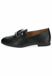 Mocassino in pelle nera con suola piatta, caratterizzato da una prominente fibbia sulla parte superiore e una texture liscia e opaca. Nessun motivo visibile.