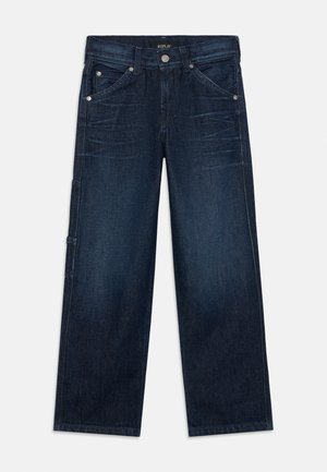 Tamno plave traperice s ravnim nogavicama, s pet džepova, srebrnim metalnim detaljima i suptilnim izblijedjelim detaljima na tkanini.