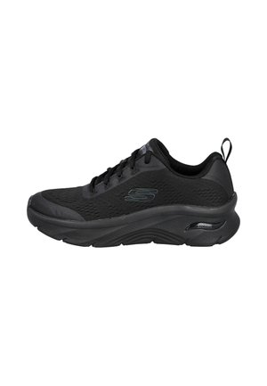 Zapatilla deportiva negra con cierre de cordones, parte superior de malla, suela acolchada y logo en el lateral.