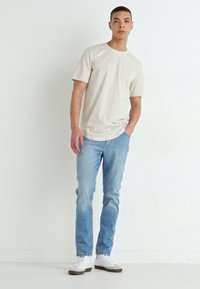 Wrangler LARSTON - Traperice uskog kroja - clever