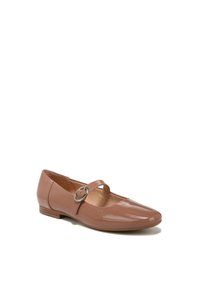 Bruine gepatineerde leren ballerina's met een ronde neus, een enkele band met een zilveren gesp en een lage houten hak. Soepele textuur.