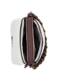 Petit sac à main en shearling blanc et cuir marron avec une fermeture éclair ouverte en haut, une chaîne dorée et des compartiments vides doublés de tissu matelassé.