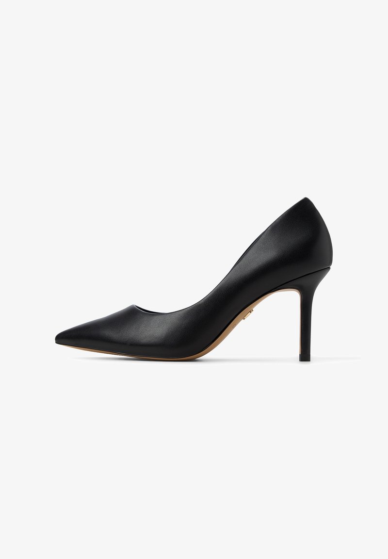 Escarpin en cuir noir à bout pointu avec un talon stiletto fin de hauteur moyenne et une finition lisse, présenté de profil sur fond blanc.