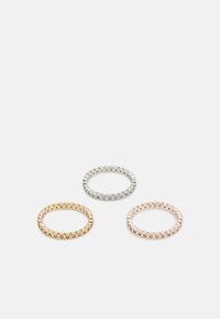 Set od tri prstena: zlatni, srebrni i prsten u rose gold boji, svaki s zrnastom teksturom, glatkim rubovima i jednostavnim kružnim dizajnom.