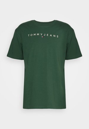 T-shirt vert foncé à manches courtes avec le texte "TOMMY JEANS" et un petit logo drapeau centré sur la poitrine, sur un fond uni.