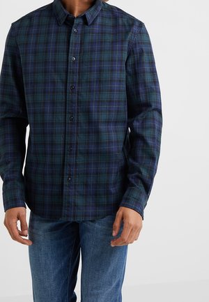 Camisa de botones de cuadros azul oscuro y verde con mangas largas, hecha de un tejido suave, que cuenta con un cuello y cierre frontal de botones.