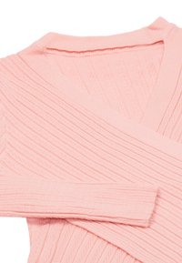 Lyserød indpakningssweater med v-halsdesign, ribbet tekstur og vertikal stribemønster i hele stoffet.
