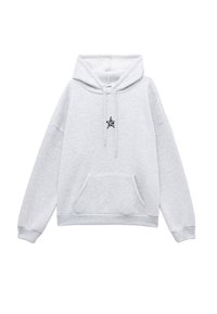 Lichtgrijze hoodie van zacht materiaal. Heeft een voorzak, ribgebreide boorden en een zwarte ster borduursel op de borst.