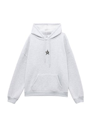 Lichtgrijze hoodie van zacht materiaal. Heeft een voorzak, ribgebreide boorden en een zwarte ster borduursel op de borst.