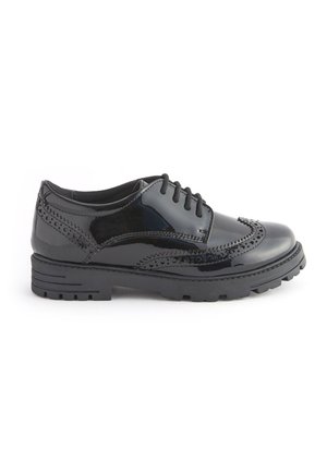Chaussures à lacets en cuir verni noir avec des détails en brogue, présentant un dessus texturé et une semelle en caoutchouc épaisse et crantée.