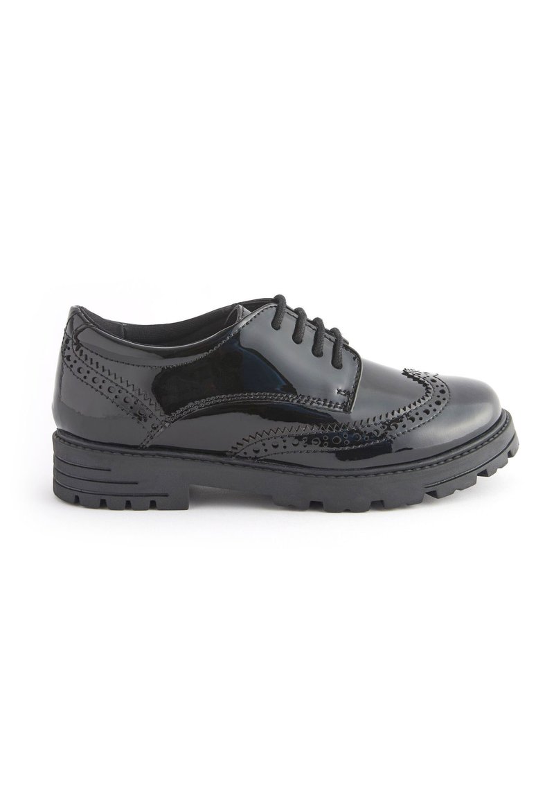 Chaussures à lacets en cuir verni noir avec des détails en brogue, présentant un dessus texturé et une semelle en caoutchouc épaisse et crantée.