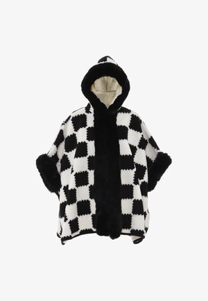 Poncho cu glugă în carouri alb-negru, cu margini și manșete din blană sintetică. Textură moale, mâneci deschise și un design cald și confortabil.