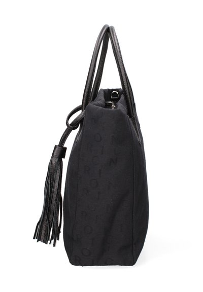 Sac fourre-tout en tissu noir avec des accents en cuir lisse, présentant un pompon sur le côté et un motif logo subtil et répété sur le matériau.
