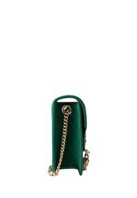 Borsa a mano in velluto verde di forma rettangolare, con tracolla in catena dorata e chiusura magnetica circolare. Texture liscia, senza motivi visibili.
