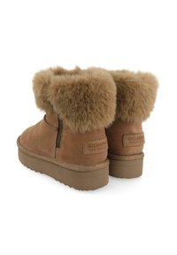 Botas de tobillo de ante marrón con un suave cuello de piel sintética, cremallera lateral y suela de goma texturizada. Etiqueta de la marca en la parte trasera.