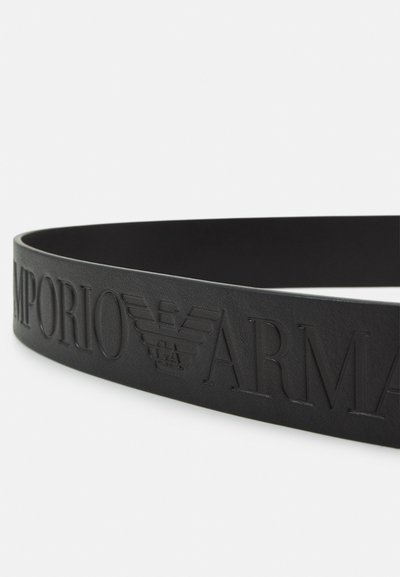 Must mustriba nahkrihm, millel on embosseeritud "Emporio Armani" tekst ja logo, mis on maitsekas ning ümar. Nähtavaid riistvara detaile ei ole.