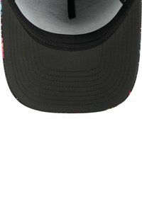 Casquette noire avec un motif en éclats colorés sur le bord, dotée d'un sommet structuré et d'un léger brillant sur le tissu. À l'intérieur, elle a une doublure légère.