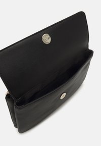 Calvin Klein RE LOCK  - Umhängetasche - black