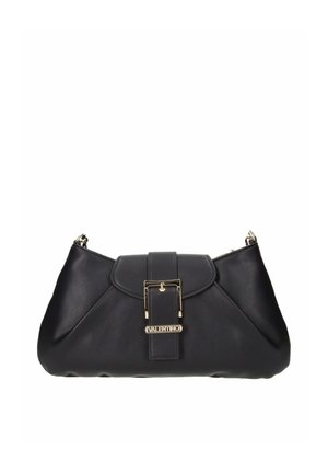 Borsa a mano Valentino in pelle nera con fibbia e logo dorati, caratterizzata da una forma curva e una tracolla rimovibile.