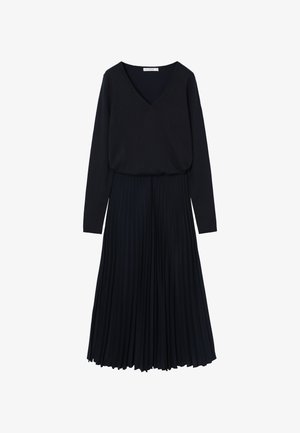 Zwarte jurk met lange mouwen, een V-hals en een geplooide midi-zoom, gemaakt van een lichtgewicht stof.