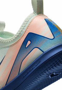 Scarpa sportiva con una tomaia in mesh traspirante nei toni del rosa e del verde pastello, con un accento testurizzato blu, un robusto linguetta sul tallone e una suola decorata.