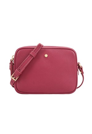 Petit sac bandoulière rectangulaire en cuir rose foncé avec bandoulière réglable et éléments métalliques dorés.