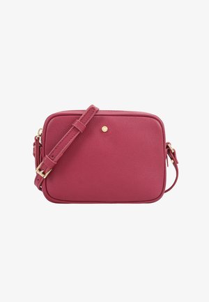 Petit sac bandoulière rectangulaire en cuir rose foncé avec bandoulière réglable et éléments métalliques dorés.