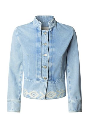 Giacca di denim azzurro chiaro con collo alto, cinque bottoni d'argento, maniche lunghe e motivo ricamato bianco lungo l'orlo inferiore.