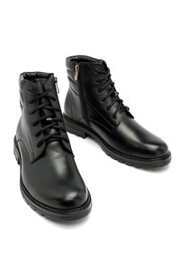 Czarne skórzane botki za kostkę o gładkim wykończeniu, z sznurowadłami, bocznym zamkiem błyskawicznym oraz teksturowaną gumową podeszwą zapewniającą przyczepność.
