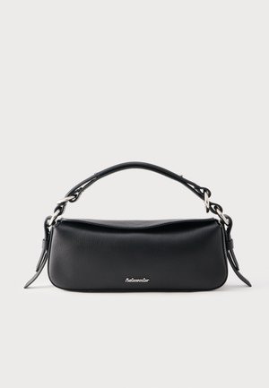 Schwarze Lederhandtasche mit silberner Hardware, kurzem Griff und dezentem Logo auf der Vorderseite, vor einem schlichten weißen Hintergrund.