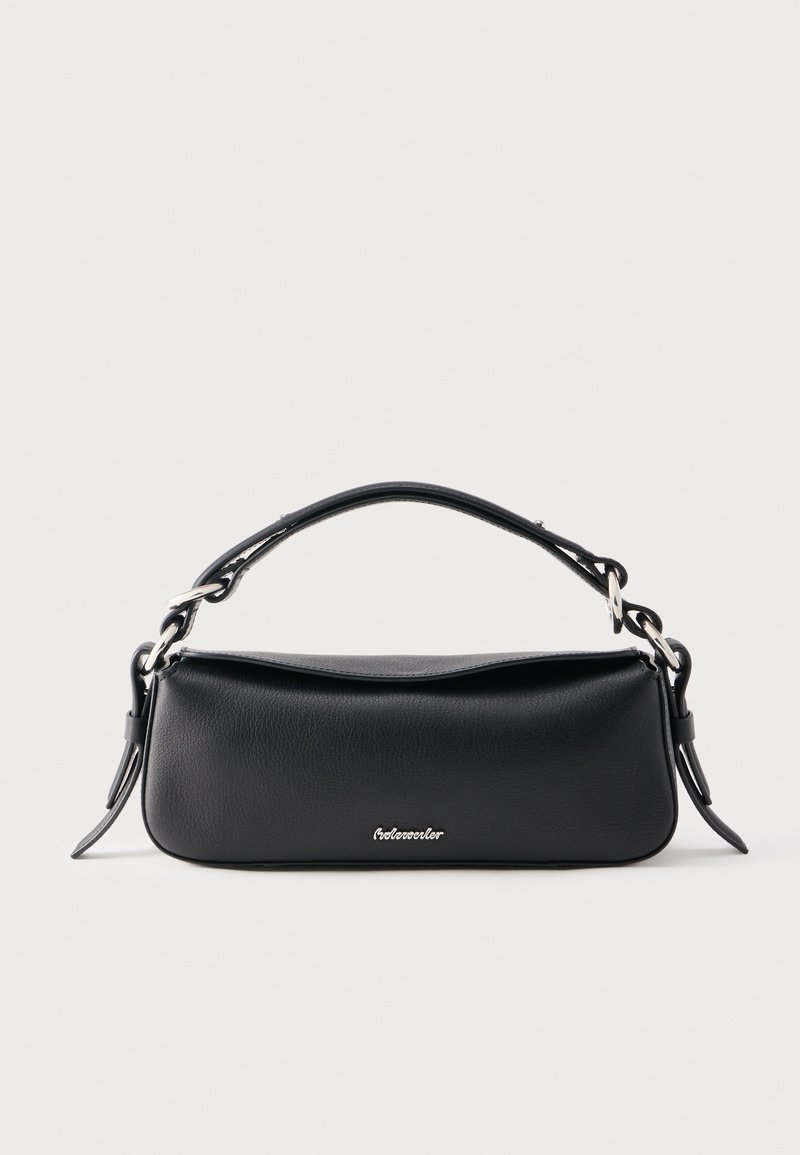 Schwarze Lederhandtasche mit silberner Hardware, kurzem Griff und dezentem Logo auf der Vorderseite, vor einem schlichten weißen Hintergrund.