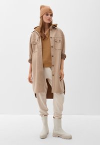 s.Oliver HOODIE MET KORTE MOUWEN - T-shirt print - sandstein