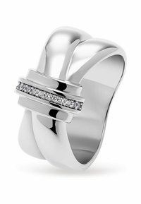 Sterling sølv ring med et dobbeltbåndsdesign og en vandret række af små klare sten indlagt langs midten.