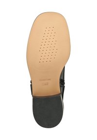 Svart skosula med en beige mellansula; har strukturerade gummigrepp och dräneringshål för andningsförmåga; märkt med "GEOX ITALIAN PATENT".