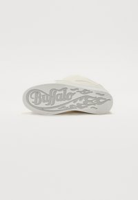 Talpa de sneaker albă cu cauciuc texturat, având un model de flacără și logo-ul "Buffalo" într-un font cursiv. Design neted, de ansamblu, cu margini curbe.