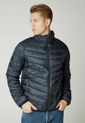 Marineblaue Steppjacke mit hohem Kragen, gestepptem Muster und vorderem Reißverschluss. Verfügt über Seitentaschen und eine leichte, glatte Textur.