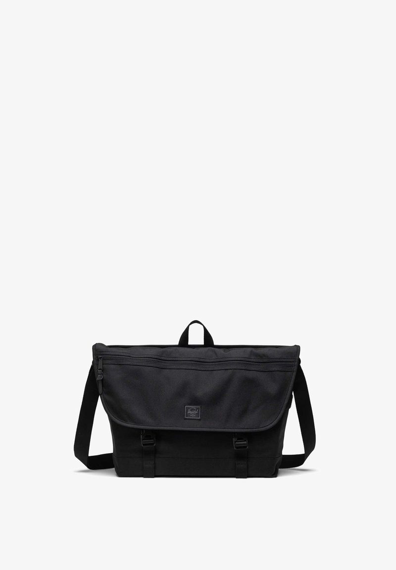 Borsa a tracolla nera con chiusura a patta, dotata di una tasca frontale con zip, due tracolle regolabili e una maniglia superiore rinforzata. Texture liscia.