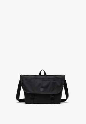 Zwarte schoudertas met een klepopening, voorzien van een voorvak met ritssluiting, twee verstelbare schouderbanden en een verstevigd handvat aan de bovenkant. Gladde textuur.