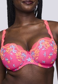 Różowy stanik koronkowy z kwiatowym haftem w odcieniach niebieskiego i pomarańczowego, z regulowanymi ramiączkami i falbaniastym wykończeniem.