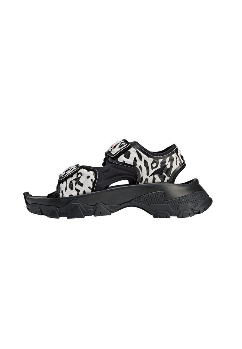 Zwart-wit gemustreerde sandalen met verstelbare banden, een gevoerde zool en een gestructureerde rubberen buitenzool voor grip.