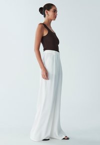 ST MRLO VIEW PANT - Hlače - white