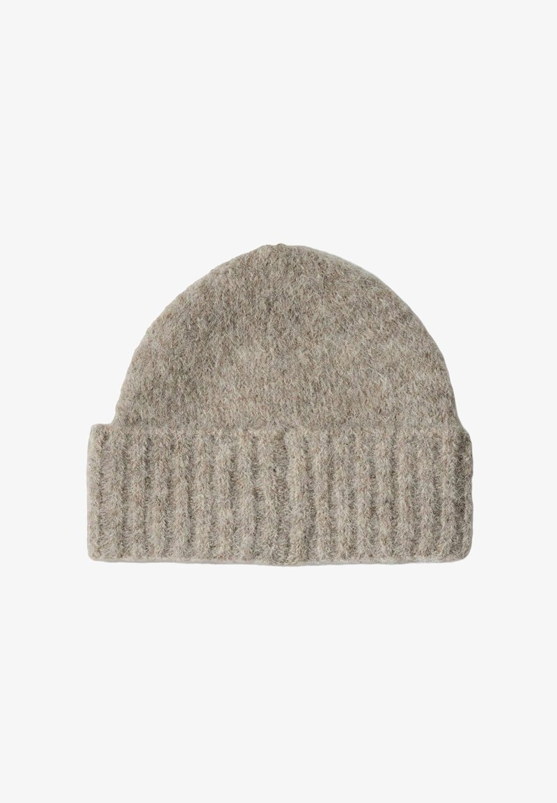 Szary wełniany czapka beanie, z teksturowanym ściągaczem i zaokrąglonym wierzchem. Miękka powierzchnia o lekko puszystym wyglądzie.