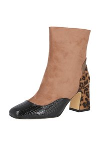 Botín de ante con parte superior en tono marrón, puntera con textura de cocodrilo negra y brillante, y tacón en bloque con estampado de leopardo. Presenta una silueta elegante.